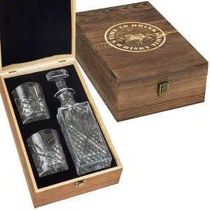 מארז וויסקי הכולל דקנטר ו-2 כוסות בקופסת עץ מהודרת