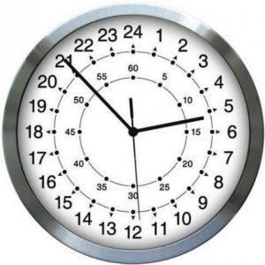 שעון קיר מיוחד על לוח שח 24 שעות